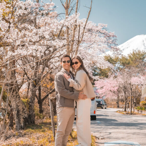 Cherry blossom couple photography in Kawaguchiko during spring